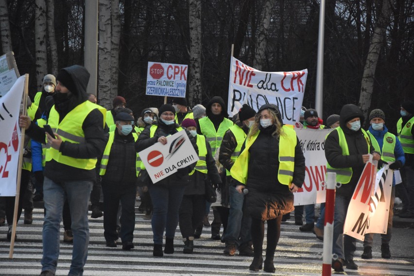 Sprzeciw wobec CPK mieszkańcy wyrażali na transparentach, a...