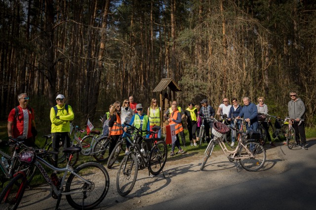 Rowerzyści przejechali między innymi  leśnym duktem w stronę Beszyc, wzdłuż którego ustawione zostały  figury świętych  związanych z regionem.