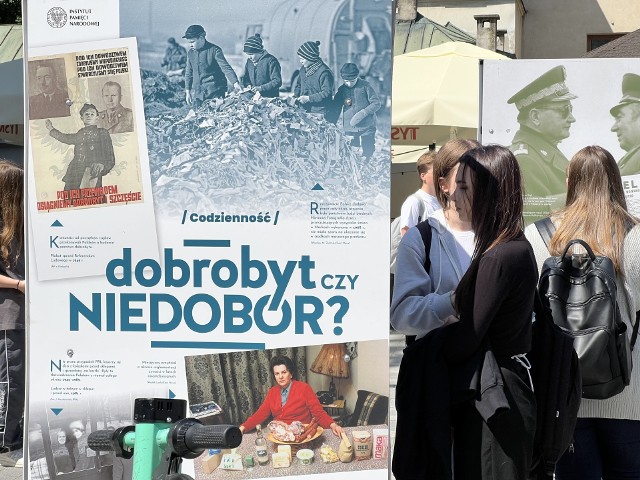 Otwarcie wystawy IPN „PRL: propaganda a rzeczywistość”. Młodzież ogląda plansze