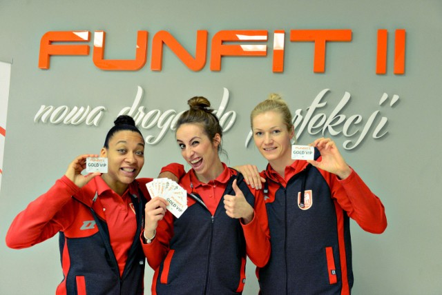 Zawodniczki Ślęzy odwiedziły klub FUNFIT II. Od lewej: Sharnee Zoll, Katarzyna Krężel i Magdalena Leciejewska