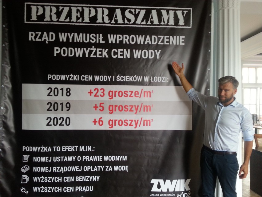 Radny Bartosz Domaszewicz powiesił wielki baner przed salą...