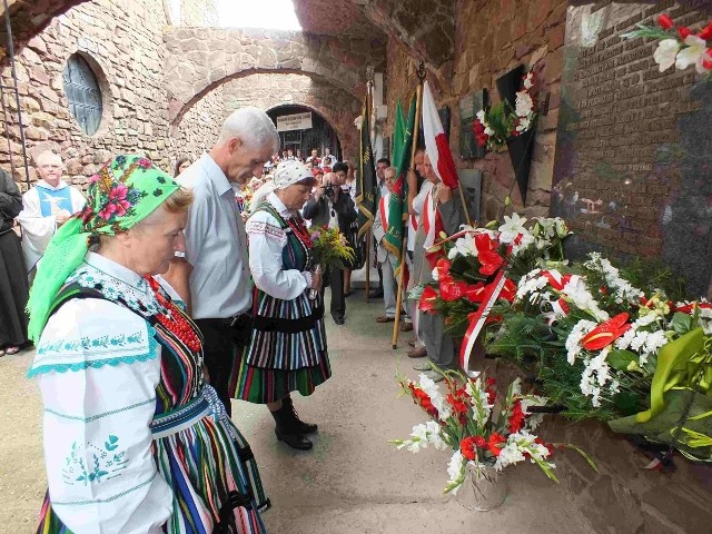 W Panteonie Chłopów Polskich, w kałkowskiej Golgocie, kwiaty składa delegacja kół gospodyń wiejskich z powiatu opoczyńskiego