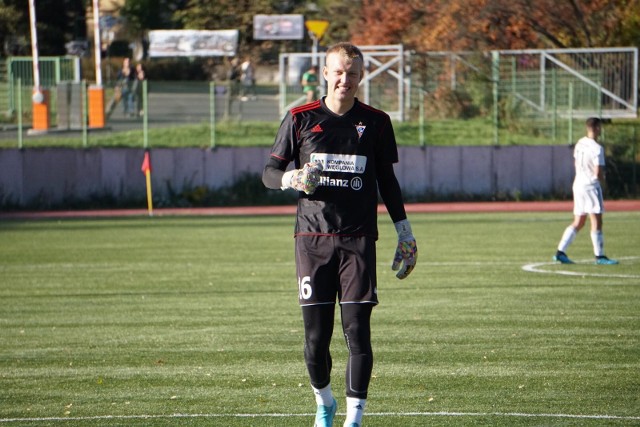 17-letni Jakub Grzesiak, bramkarz pochodzący z Bydgoszczy, został włączony do kadry seniorów Górnika Zabrze i trenuje z nią przed wznowieniem rozgrywek PKO Ekstraklasy.Grzesiak to wychowanek Wisełki Solec Kujawski. W 2016 roku podczas testów w OOSM zwrócił na niego uwagę trener bramkarzy Marcin Piesik. - Widziałem w nim potencjał i zaproponowałem współpracę, na którą przystał on i jego rodzice. Był ambitny i pracowity. Potem zaproponowałem mu przejście do MUKS CWZS Bydgoszcz. Tam się jeszcze bardziej rozwinął. Grał w Centralnej Lidze Juniorów. Podczas meczów pokazał się i zaczęły się pytania z innych klubów, choćby z Lechii Gdańsk czy Zagłębia Lubin. Przełomem był nasz wspólny staż w Hannover 96. Tam podczas tygodniowych testów Kuba zobaczył, że nie odstaje od innych i nasza praca przynosi skutek. Potem pojawiła się propozycja z Górnika, z której skorzystał - opowiada.Grzesiak trafił do zespołów grających w CLJ. Z drużyną do lat 18 zdobył mistrzostwo Polski w aktualnie zakończonym sezonie. W nagrodę został włączony do kadry seniorów, z którą przygotowuje się do wznowienia rozgrywek w ekstraklasie.- Z trenerem Marcinem Piesikiem trenowałem trzy lata. Poświęcał mi dużo czasu i zaangażowania, oprócz ogromnej pracy wykonywanej na treningach, służył mi pomocą w indywidualnych rozmowach. Po każdym meczu przygotowywał dogłębną analizę i dzielił się uwagami. Podczas całej współpracy wspierał mnie, a także pomagał odbudowywać się po porażkach. Nasza wspólna ciężka praca zaowocowała transferem do Górnika. Cały czas jesteśmy w stałym kontakcie i utrzymujemy bliskie relacje - mówi Kuba Grzesiak.