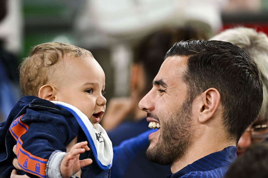 Piłkarz reprezentacji Francji Theo Hernández z dzieckiem