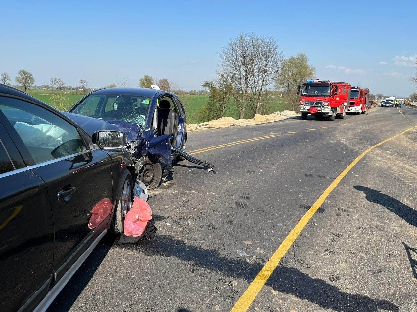 Groźny wypadek na "22" w okolicy Kończewic. Po jednego z kierowców przyleciał śmigłowiec LPR. Do szpitala trafiło też 2-letnie dziecko