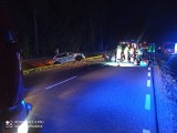 Groźny wypadek w Łódzkiem. W powiecie poddębickim czołowo zderzyły się dwa pojazdy ZDJĘCIA