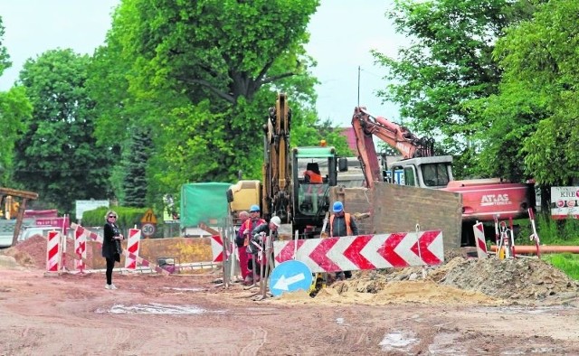 Na ulicy Sandomierskiej powstaje kanalizacja deszczowa i sanitarna a potem powstanie nowy asfalt.