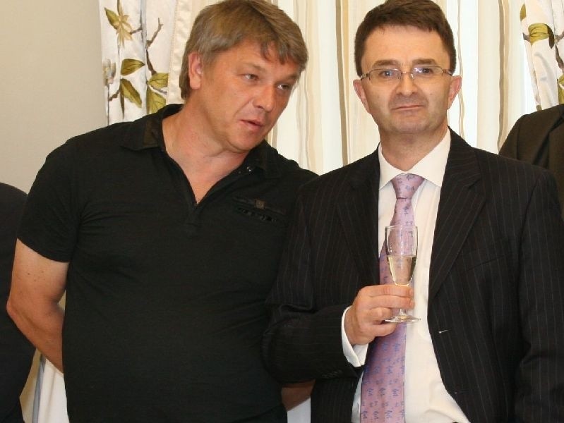 Właściciel willi Dariusz Mróz – z lewej i dyrektor obiektu...