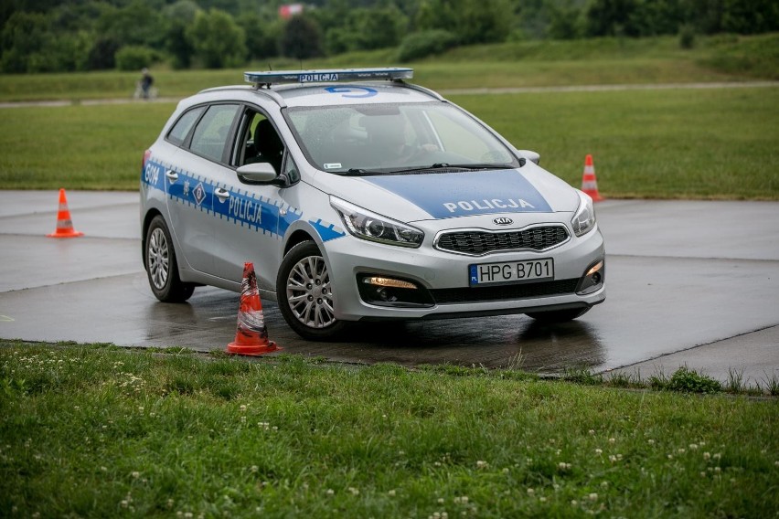 Kraków. Popisowa jazda autem i strzelanie - rywalizowali policjanci z drogówki [ZDJĘCIA]