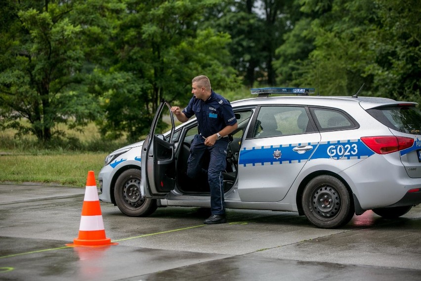 Kraków. Popisowa jazda autem i strzelanie - rywalizowali policjanci z drogówki [ZDJĘCIA]