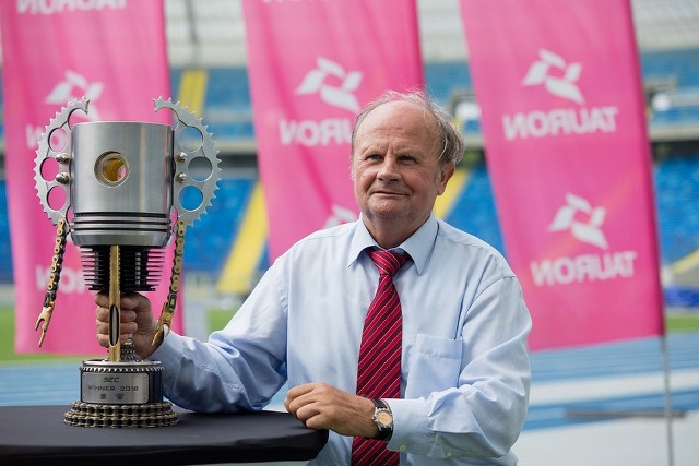 Jerzy Szczakiel, mistrz świata na żużlu z 1973 roku, prezentuje okazałe trofeum dla mistrza Europy.