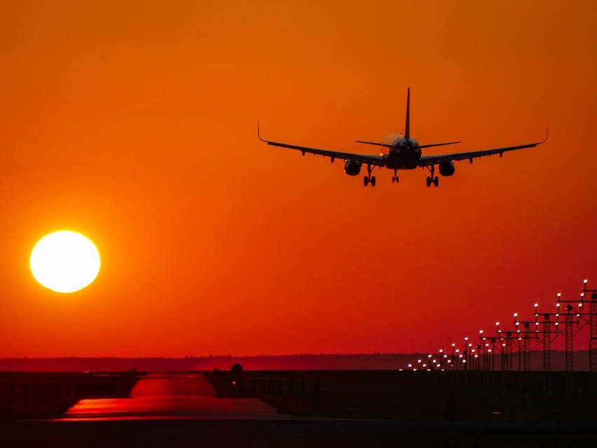 Słońce w osi pasa 27 Katowice Airport zachodzi dwa razy w...