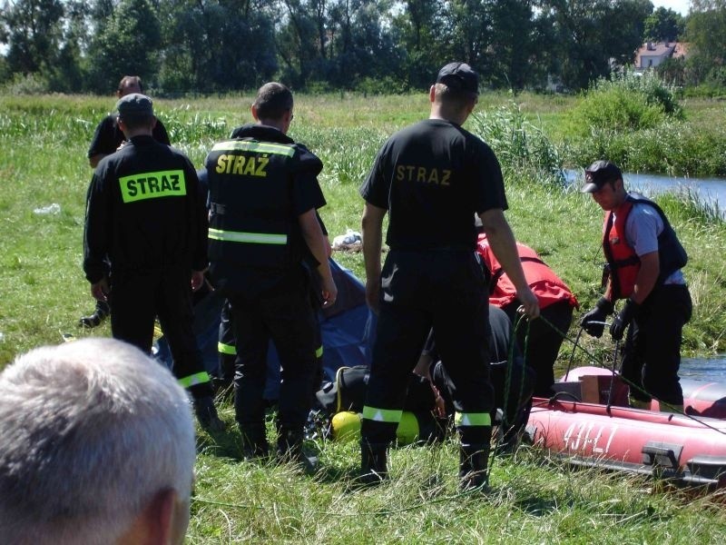 9-latek utonąl w rzece Elk. Zdjecia z akcji ratunkowej pod...