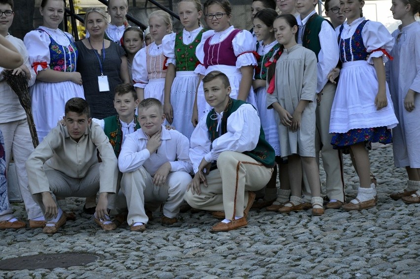 Biecz. Święto Dzieci Gór zagościło na bieckim rynku. Mali artyści roztańczyli miasto [ZDJĘCIA]