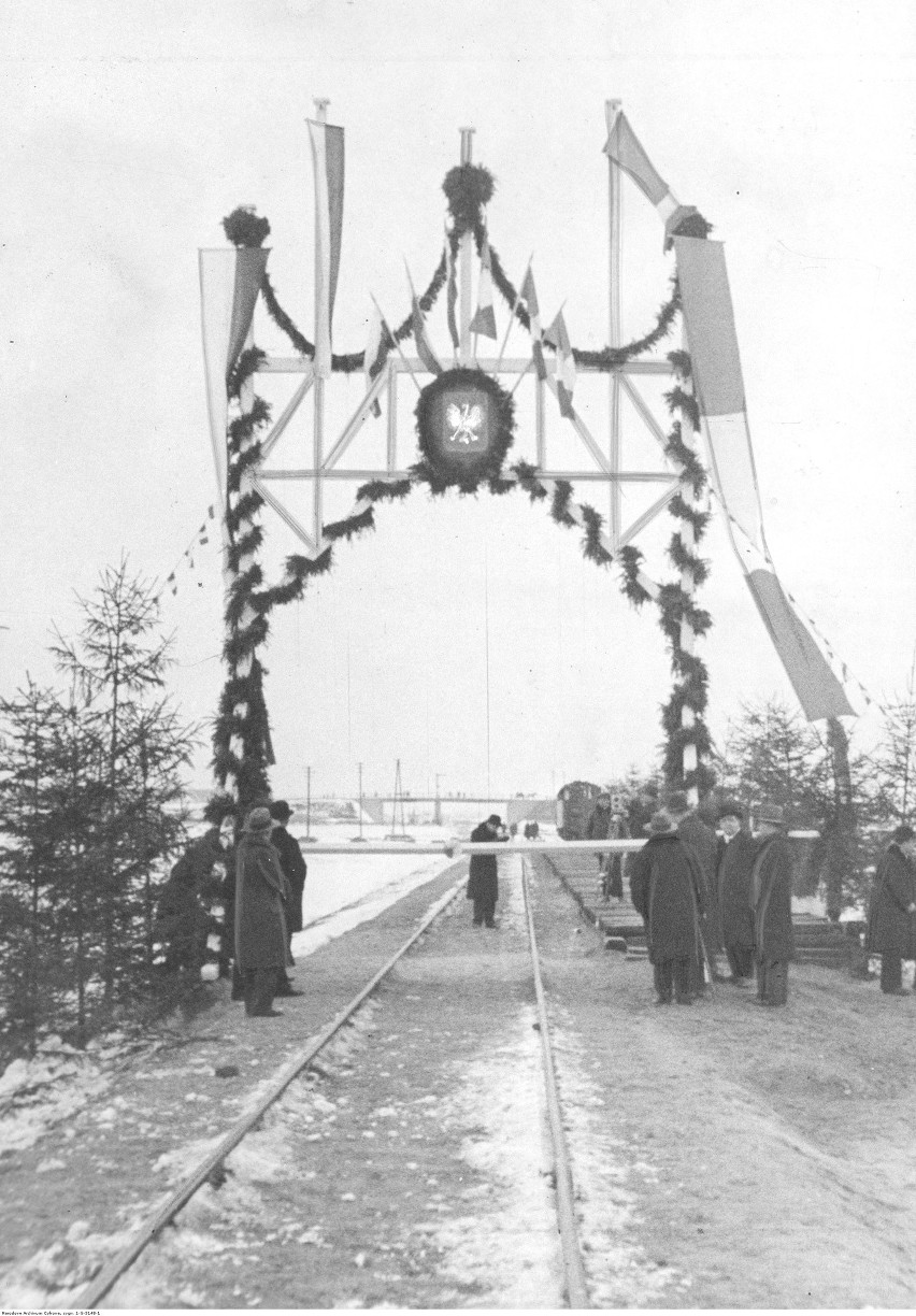 9 listopada 1930 r. Brama triumfalna dla pierwszego pociągu...