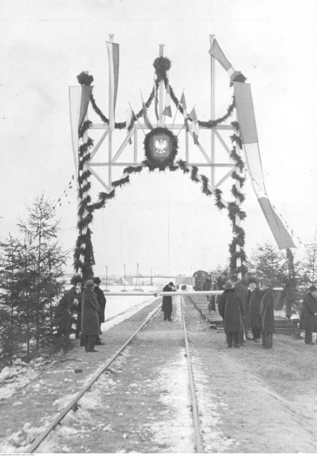 9 listopada 1930 r. Brama triumfalna dla pierwszego pociągu w Gdyni.