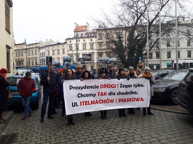 Protest mieszkańców przed magistratem