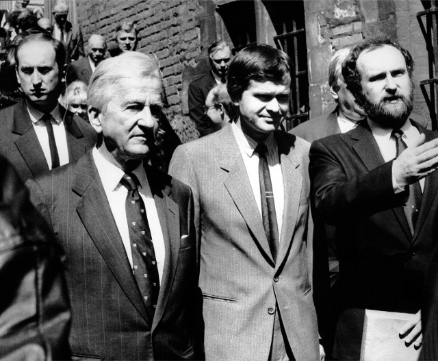 Weizsäcker ( po lewej stronie) był w Gdańsku, gdzie najważniejszym punktem było oczywiście spotkanie z Wałęsą, który lobbował na rzecz inwestowania przez przedsiębiorców niemieckich w Polsce. Potem był tradycyjny spacer Drogą Królewską przez Złotą Bramę do ratusza.