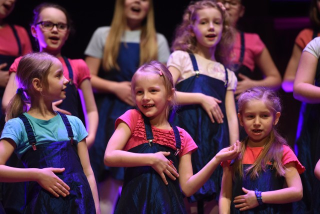 Niemal każda piosenka śpiewana przez Małe Skowronki wzbogacona była układem choreograficznym.