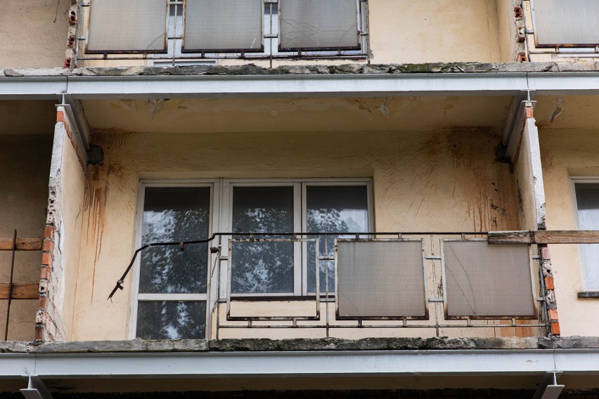 Rudera w centrum Rzeszowa. Dawny Hotel Robotniczy stoi pusty i niszczeje. Ale jest plan jego przebudowy [ZDJĘCIA]