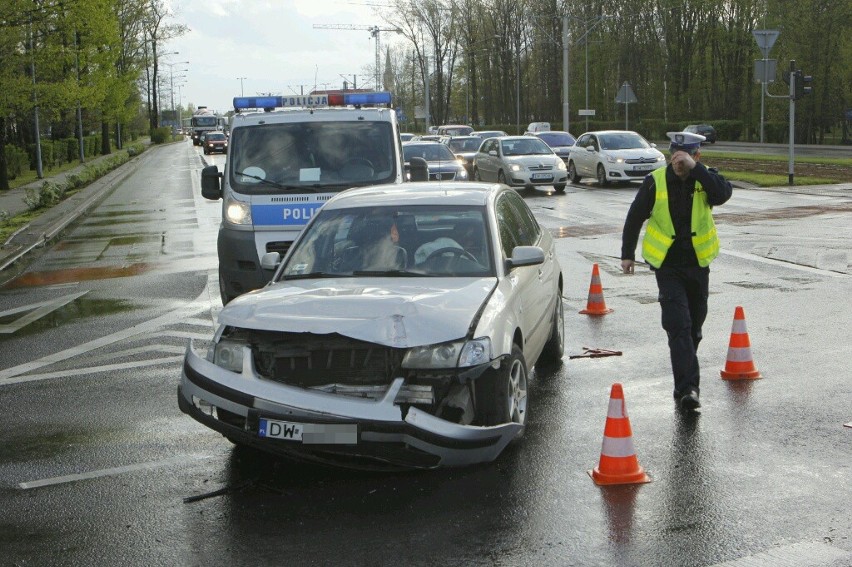 Wrocław: Wypadek autobusu MPK na Milenijnej. Jedna osoba ranna (ZDJĘCIA)