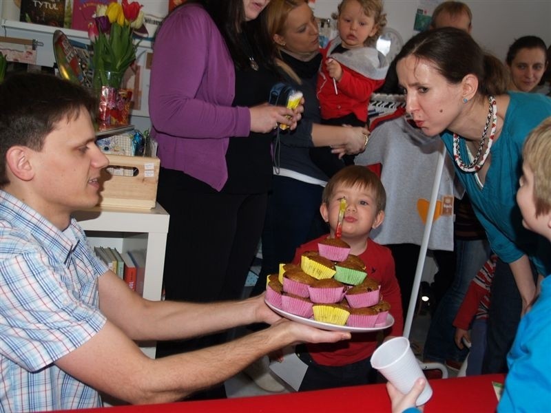 Jak na urodziny przystało, nie mogło zabraknąć tortu,...