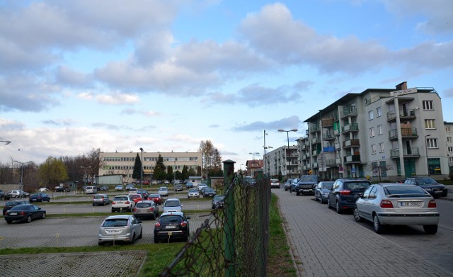 Na parkingu przy ul. Startowej wieczorami stoi ok. 140 aut