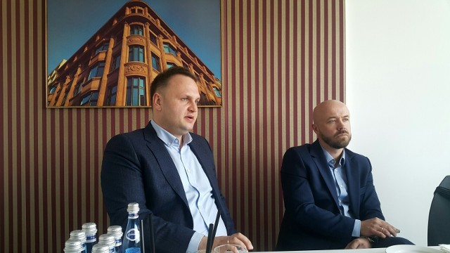 Oficjalne otwarcie wrocławskiego biura. Od lewej: Michał Cebula, dyrektor generalny Heritage Real Estate obok Łukasz Makar, dyrektor oddziału HRE we Wrocławiu.