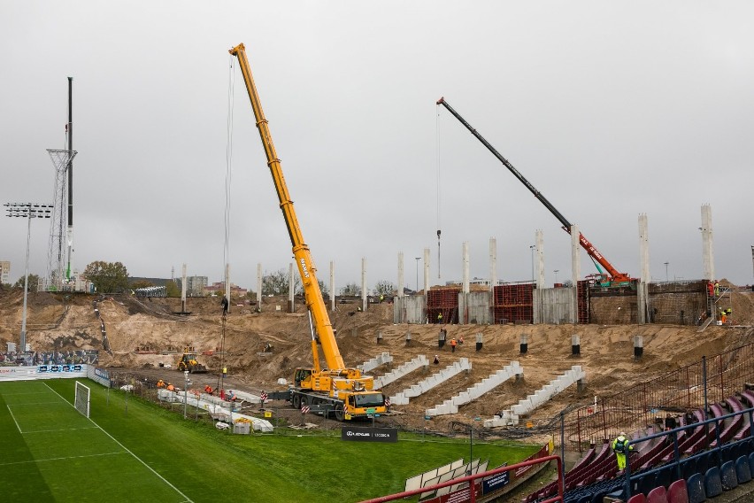 Przebudowa stadionu Pogoni rozpoczęła się w kwietniu.