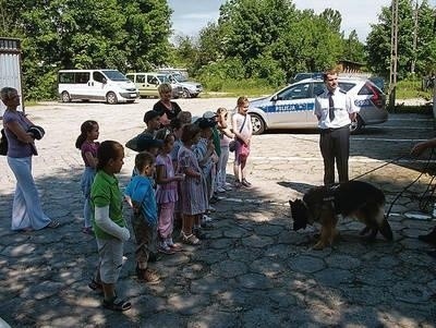 O tresurze psa policyjnego opowiada mł. asp. Marcin Jamroży. Fot. Zbigniew Wojtiuk