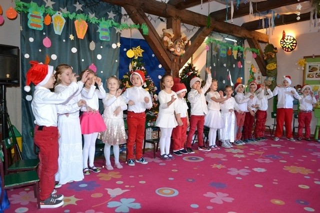 Dzieci bez tremy pięknie śpiewały, recytowały wiersze oraz  pod okiem pań przedszkolanek przygotowały przedstawienie.