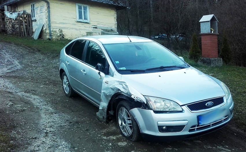 Po zderzeniu z fordem toyota "wskoczyła" na płot posesji w wiosce pod Grybowem