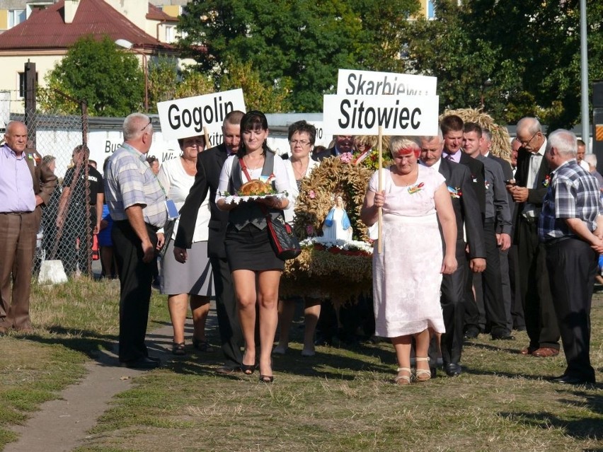 Po mszy świętej w kościele pw. św. Andrzeja korowód ruszył...