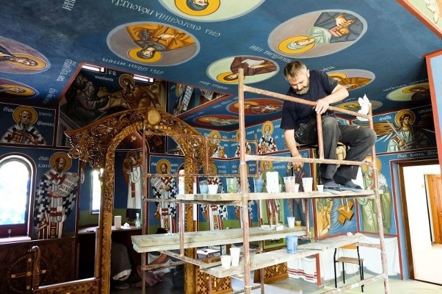Teraz w świątyni domowej przy Herberta trwają prace wykończeniowe. Montowany jest ołtarz, czyli ikonostas, oraz kończą się ostatnie prace przy pokrywających ściany i sufit freskach. Polichromię wykonali mistrzowie malarstwa sakralnego z Serbii.