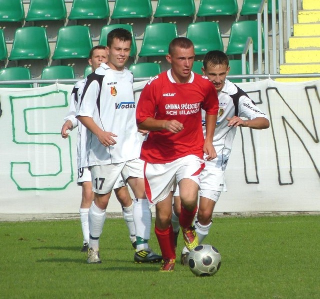 Piłkarze Stali II Stalowa Wola (białe stroje) wysoko pokonali u siebie Orła Glinianka.