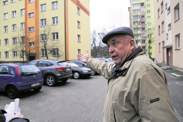 Co przeszkadza prezydentowi, by zrobić drogę obok bloku przy ul. Akademickiej 10? Gdyby paliło się od strony klatek, straż pożarna nie miałaby nawet jak tam wjechać - mówi Piotr Sokołowski, szef wspólnoty mieszkaniowej bloku przy ul. Skłodowskiej 7.