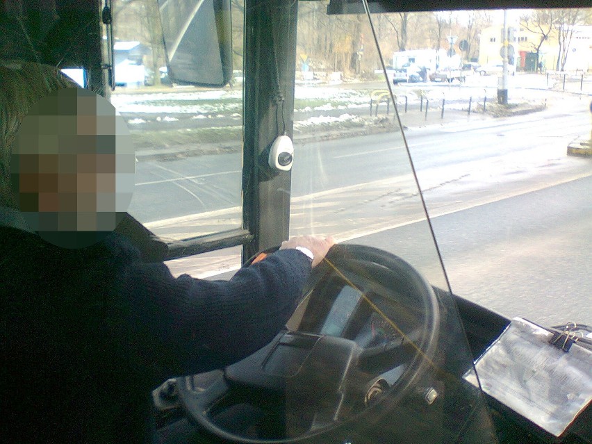 Autobus się spóźnia, a kierowca zajęty rozmową przez telefon (LIST)