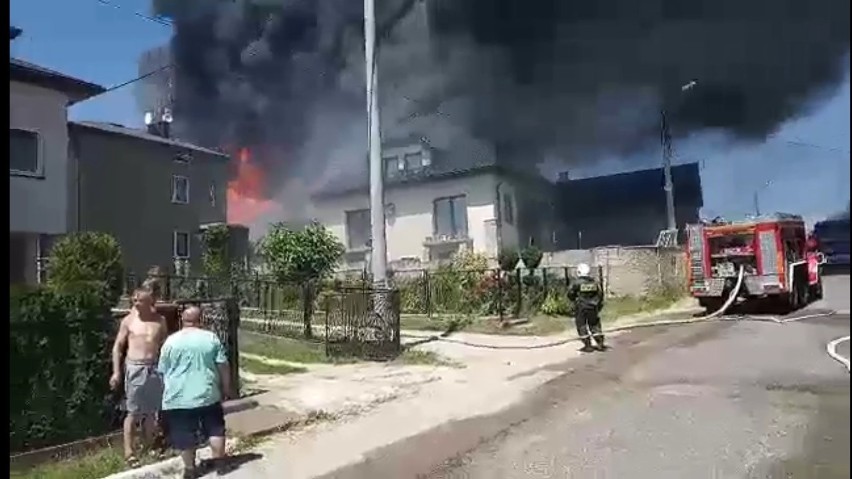 Wielki pożar terenu przy firmie transportowej w Kwaśniowie Górnym (pow. olkuski) 