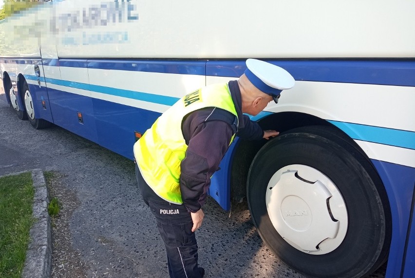 Policjanci z Włocławka kontrolują autokary, którymi dzieci...