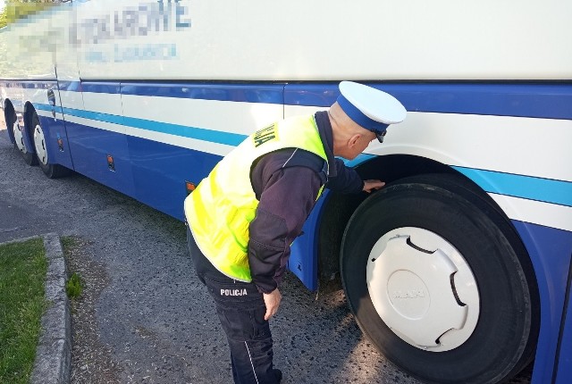 Policjanci z Włocławka kontrolują autokary, którymi dzieci wyjeżdżają na wycieczki i zielone szkoły.