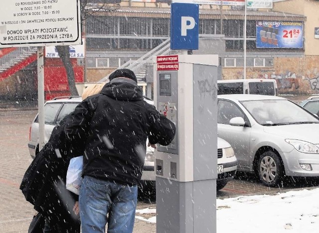 Parking przy hali lodowej nadal będzie płatny. Tam jednak nie będzie parkingowego, ale parkometr, który drukuje bilety