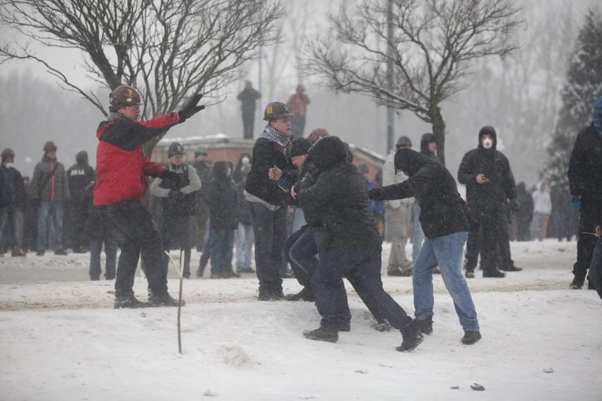 Strajk JSW: Bitwa górników z policją przed siedzibą JSW