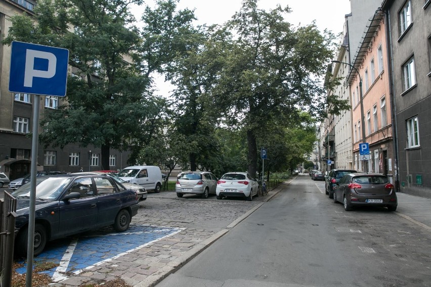 Kraków. Nowy plac Biskupi. Urzędnicy zwlekają, mieszkańcy czekają