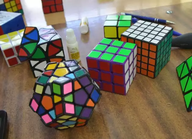 Jak ułożyć kostkę Rubika [SPOSOBY]