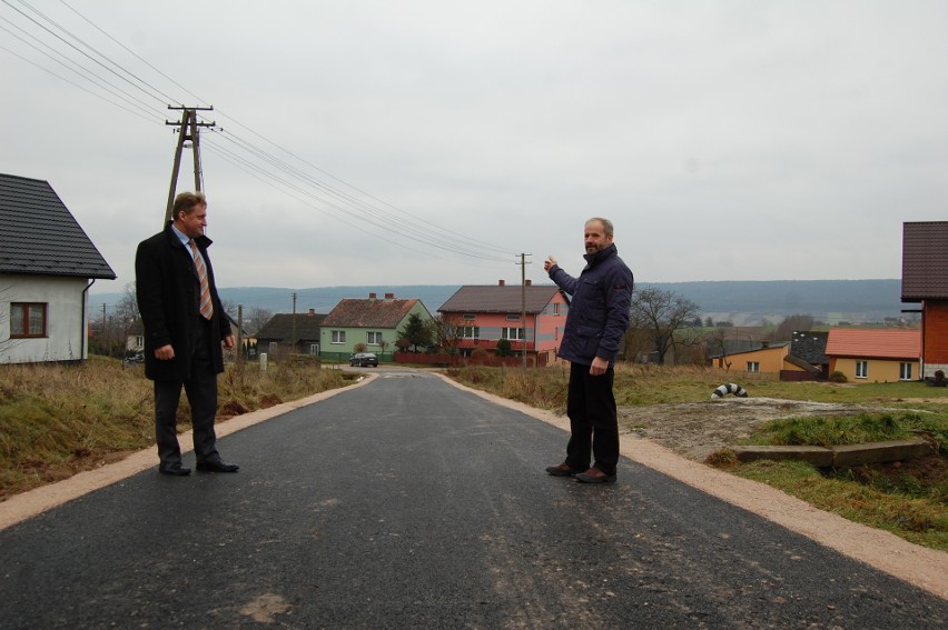 Nowe drogi w Bodzentynie i we Wzdole Rządowym. Mieszkańcy doczekali się remontów po wielu latach