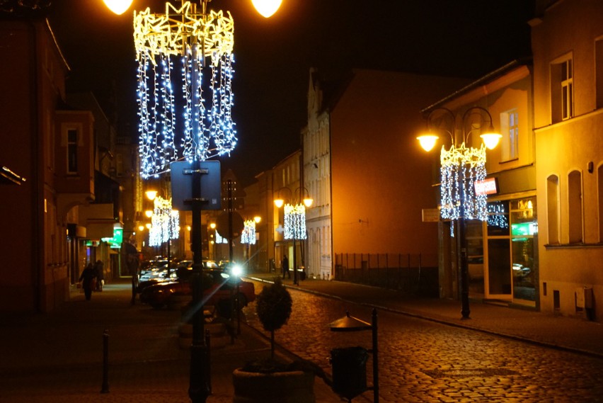 Świąteczne iluminacje rozświetlają ulice Sławna. Dekoracje...