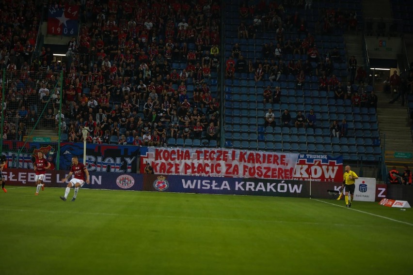 Kibice Wisły Kraków uczcili pamięć włoskiego gangstera, zamordowanego przywódcy ultrasów Lazio Rzym. Prezes PZPN reaguje