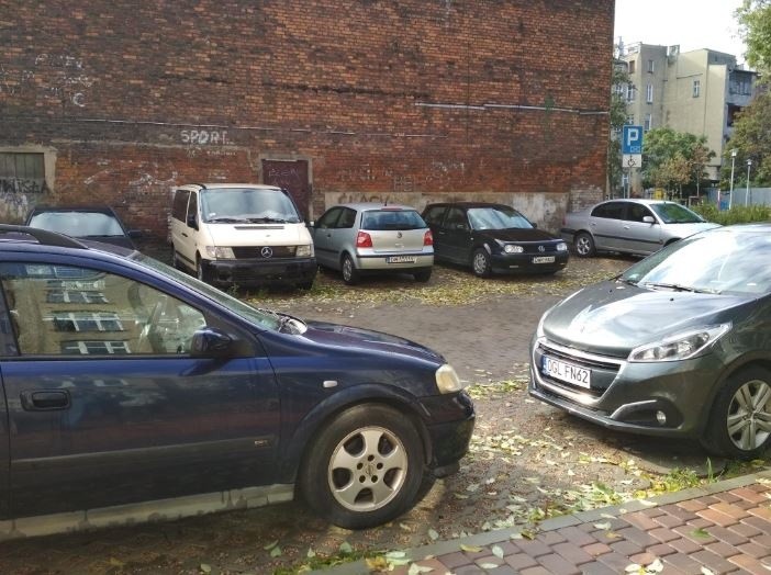 Płatne parkowanie i nowe ograniczenia dla aut. Tak się zmieni ulica Komuny Paryskiej