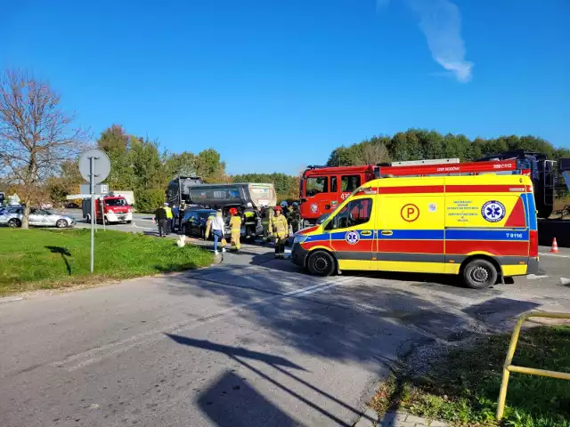 Na drodze w Smykowie zderzyły się dwa pojazdy: osobówka i ciężarówka.