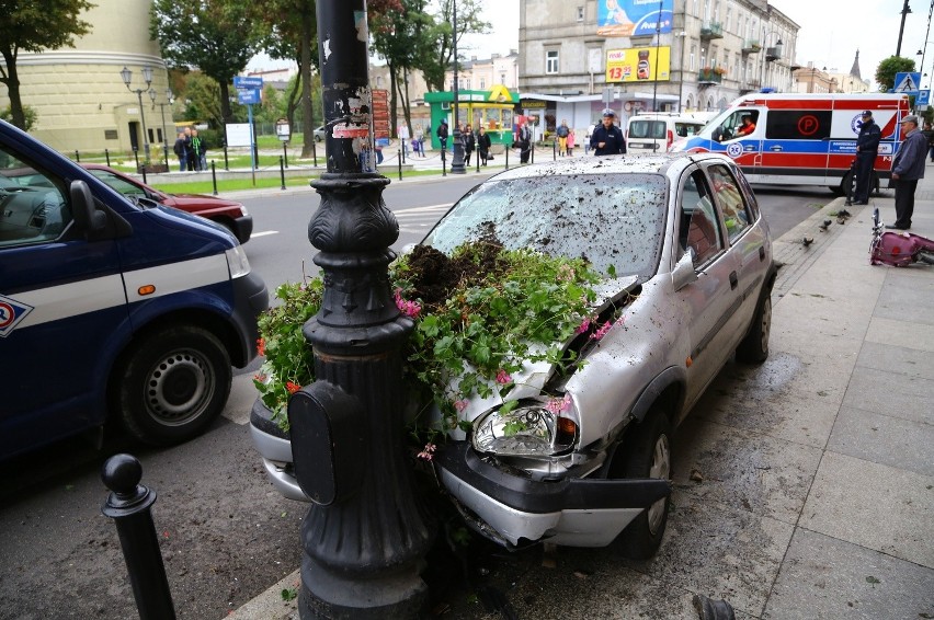 Wypadek w Piotrkowie. 19-letni kierowca potrącił pieszą i rowerzystę [ZDJĘCIA]